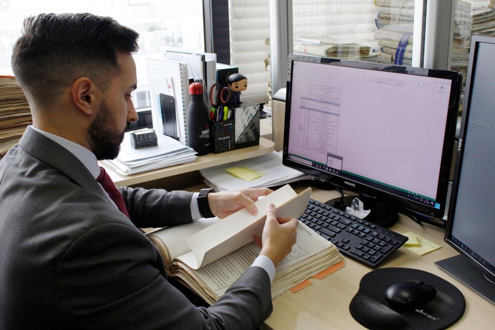 Gustavo Sandoval durante preparação das petições índice.